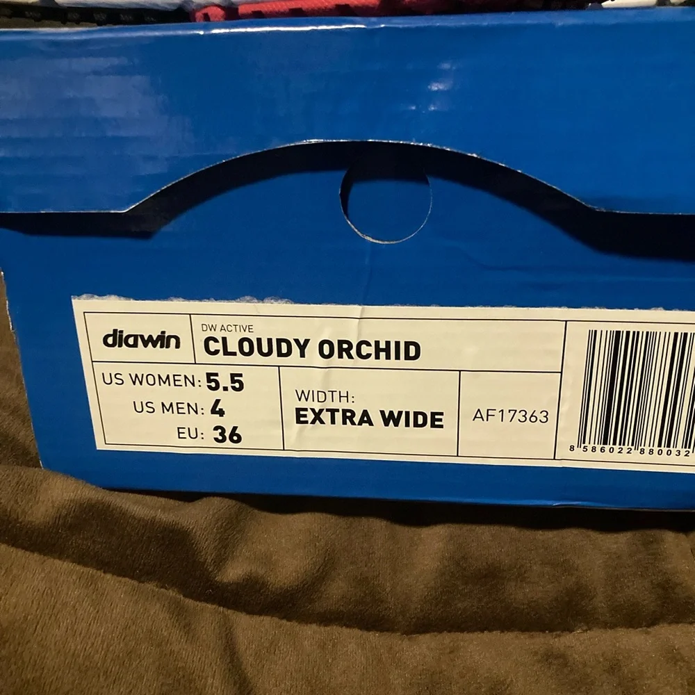 Diawin bend, cloudy orchid, new in box, size 5.5 extra wide, diabetic sneakers